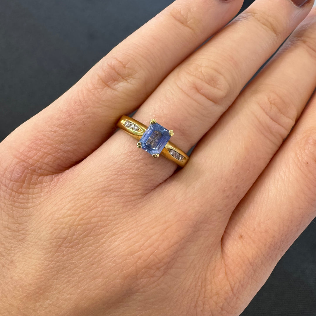 18ct Yellow Gold Ceylon Sapphire & Diamond Ring