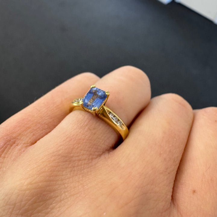 18ct Yellow Gold Ceylon Sapphire & Diamond Ring