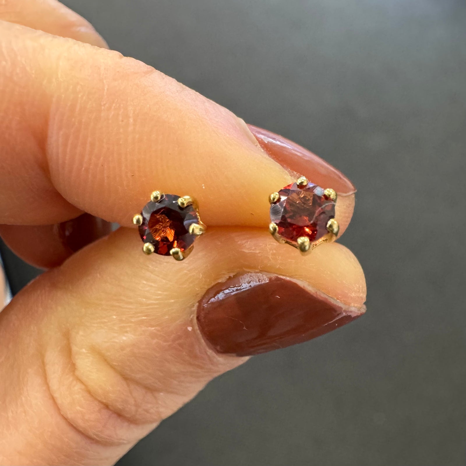 9ct Yellow Gold Garnet Stud Earrings - B & S Lyncris Jewellers