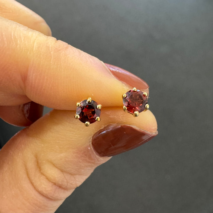9ct Yellow Gold Garnet Stud Earrings