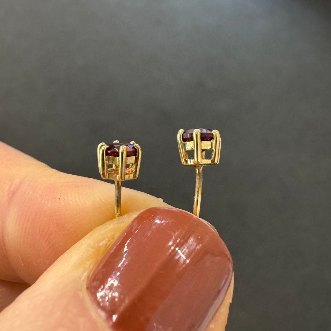 9ct Yellow Gold Garnet Stud Earrings