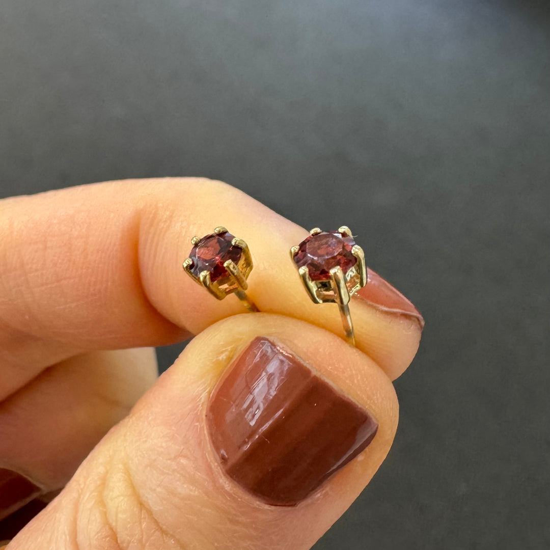 9ct Yellow Gold Garnet Stud Earrings