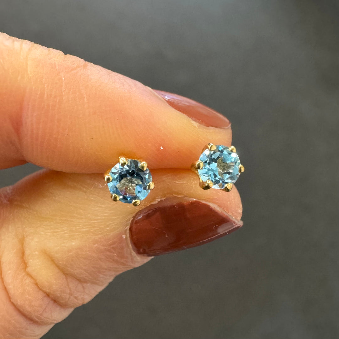9ct Yellow Gold Blue Topaz Stud Earrings