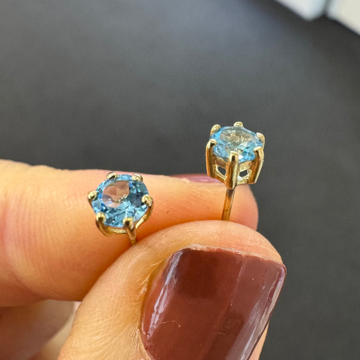9ct Yellow Gold Blue Topaz Stud Earrings