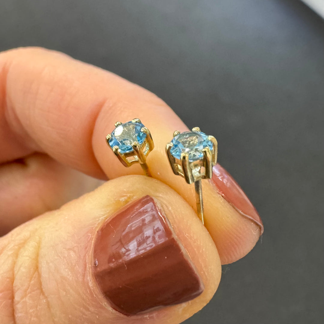 9ct Yellow Gold Blue Topaz Stud Earrings