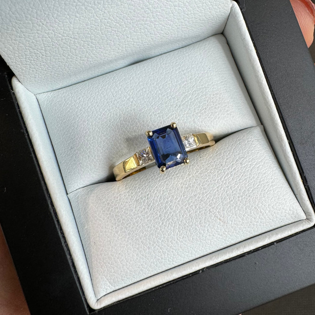 18ct Yellow Gold Sapphire & Diamond Ring