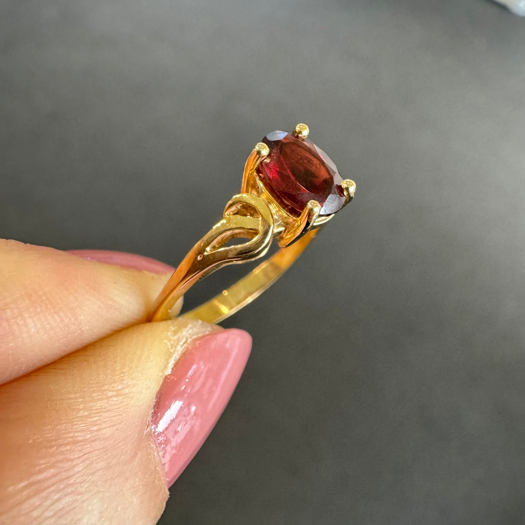 9ct Yellow Gold Garnet Ring