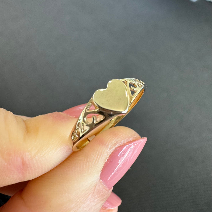 9ct Yellow Gold Heart Signet Ring