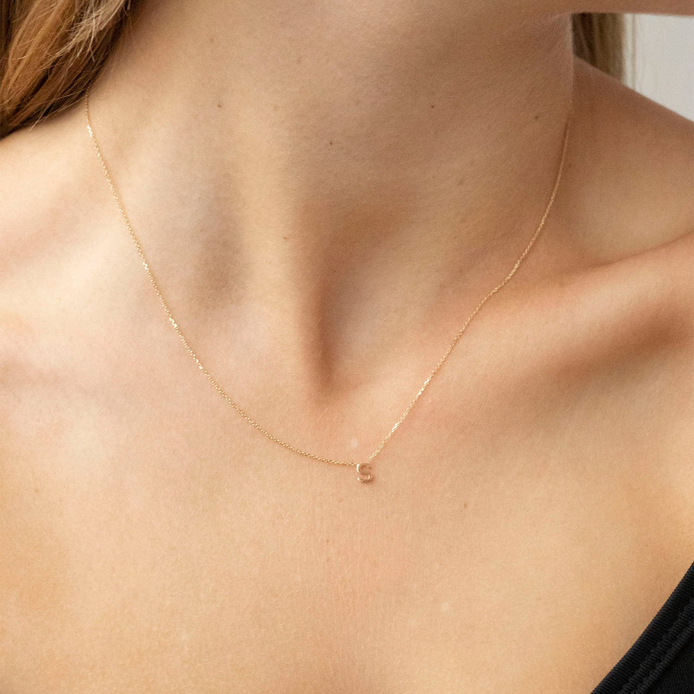 9K Yellow Gold 'O' Initial Adjustable Necklace 38cm/43cm | The Jewellery Boutique Australia Model Shot